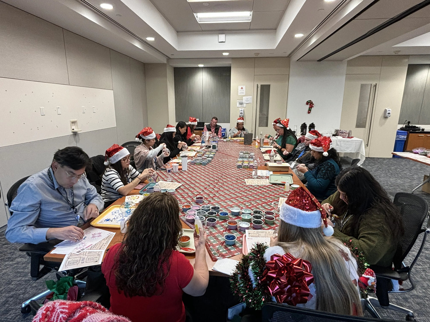 Year-end spirit, teamwork, and creativity around one table. We bring art to corporate events.